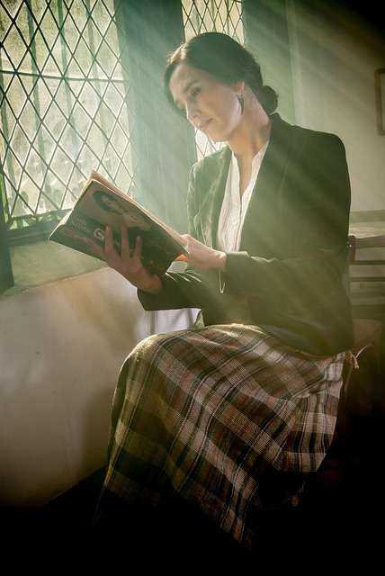 Woman_reading.jpg
