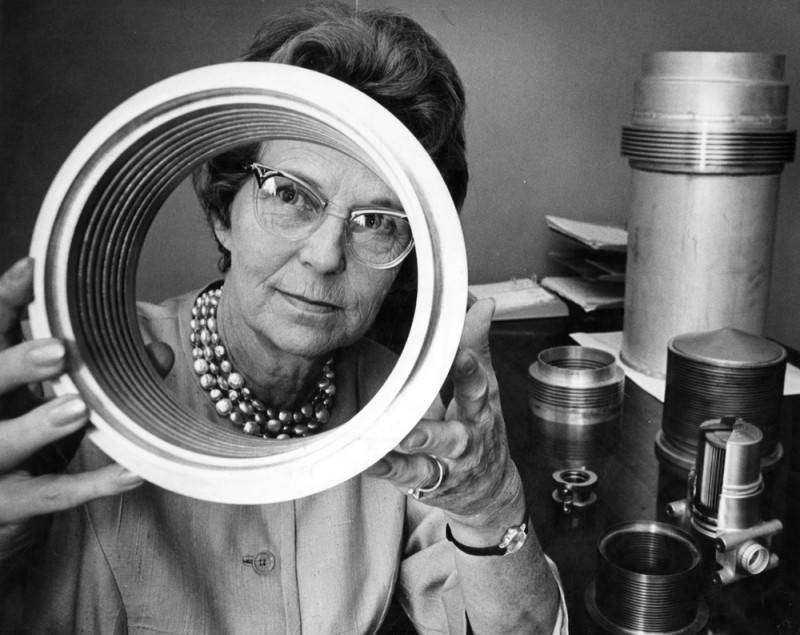 Grandmother_succeeds_in_aerospace.jpg Grandmother_succeeds_in_aerospace.jpg