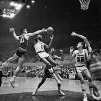 Lakers and Knicks Battle For The Ball