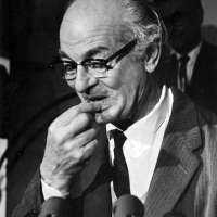 Pauling Quits Cal Tech